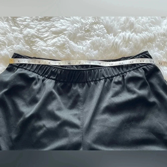 Women’s New Balance Athletic Shorts Size Medium - Picture 3 of 7